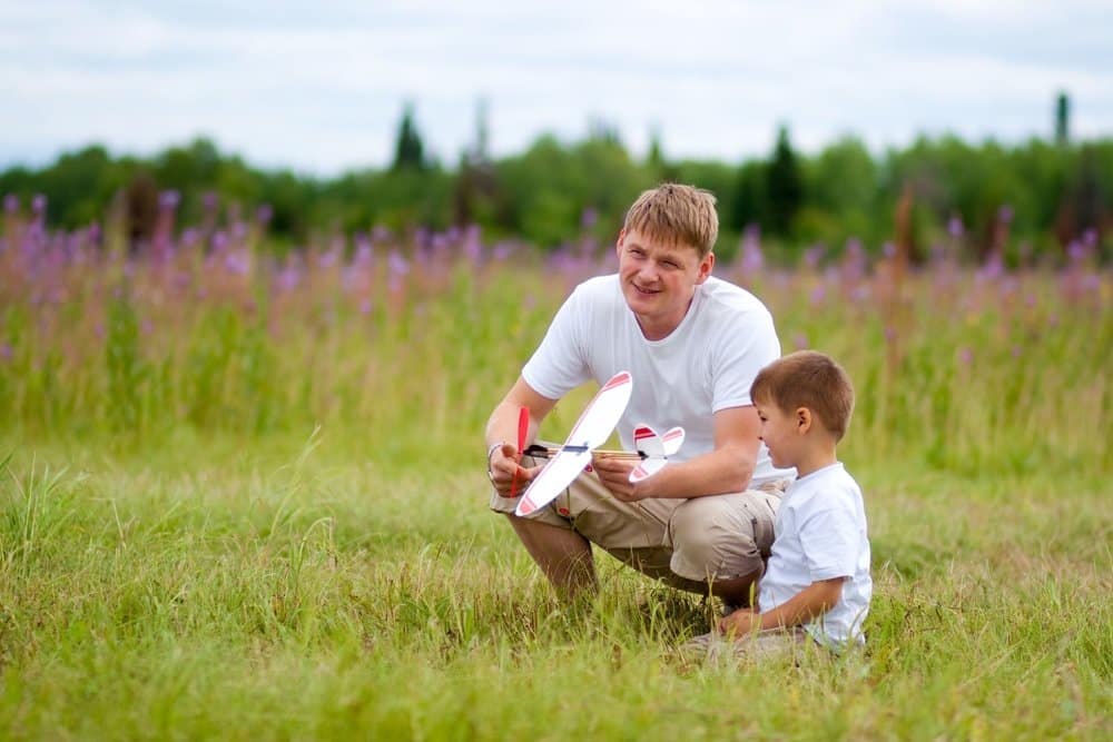 Сын природы читать. Отец в деревне. Сын и отец в деревне картинка. Семья в поле. Папа и сын в деревне картинки.